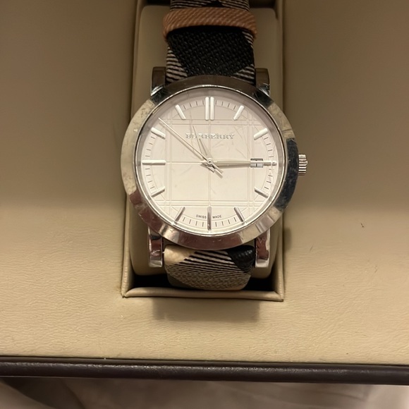 Woman’s Burberry watch - Picture 4 of 5